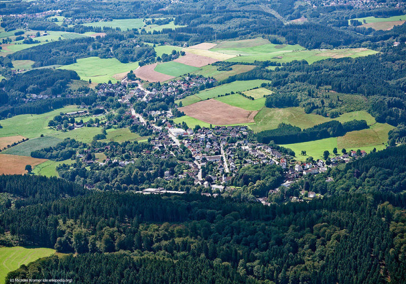 Luftbild von Oberbrügge (von Swen Kramer, wikipedia.de)